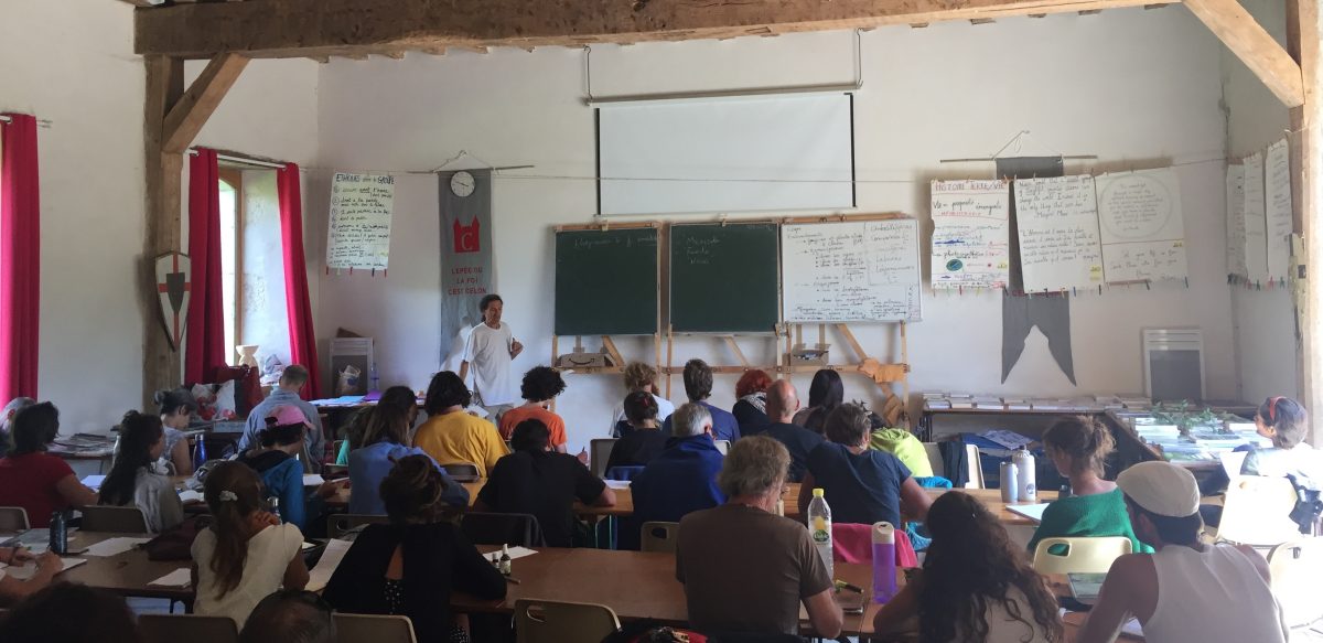 Éric Escoffier enseigne la botanique - Exercice en groupe à l'extérieur au CFP La Futaie, Port-Brillet (2017)