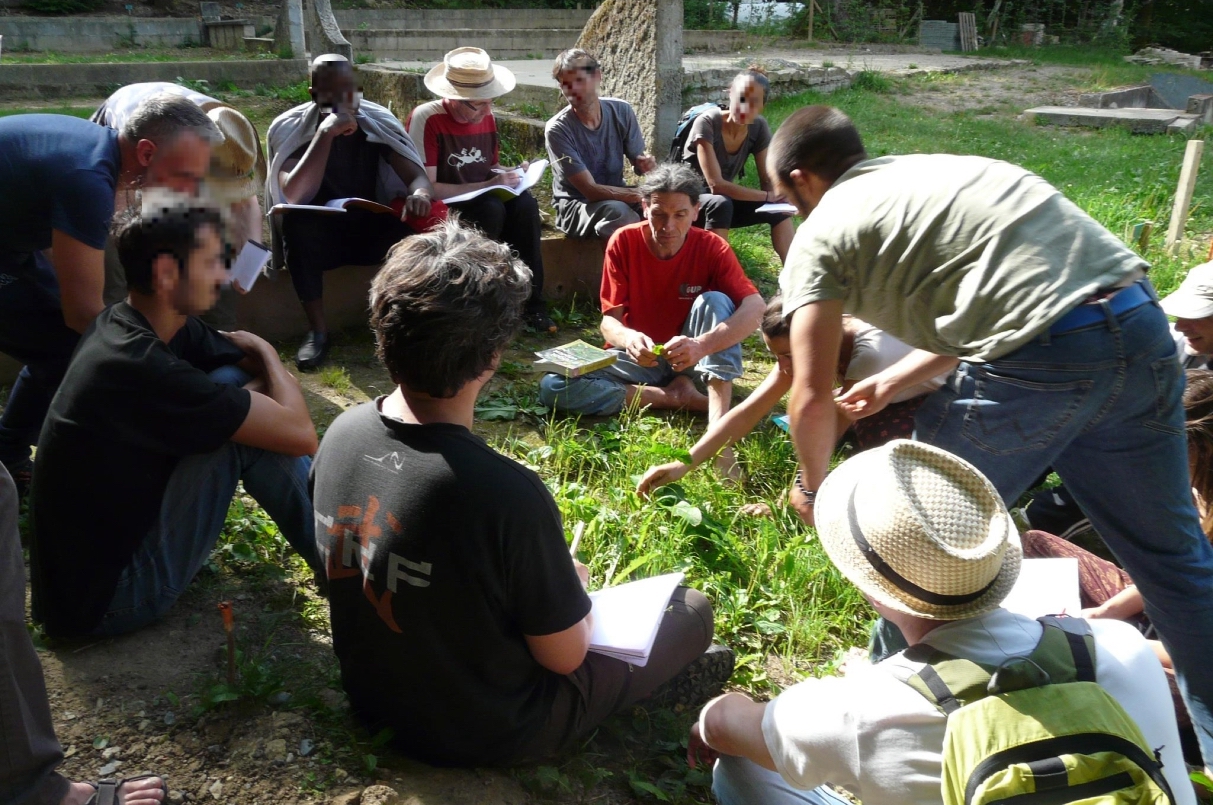 Éric Escoffier enseigne la botanique - Exercice en groupe à l'extérieur au CFP La Futaie, Port-Brillet (2017)