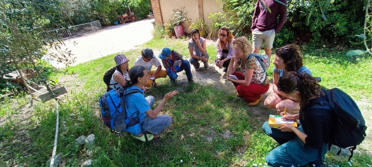 Eric Escoffier avec un groupe en balade "botanique et plantes sauvages comestibles et utiles"